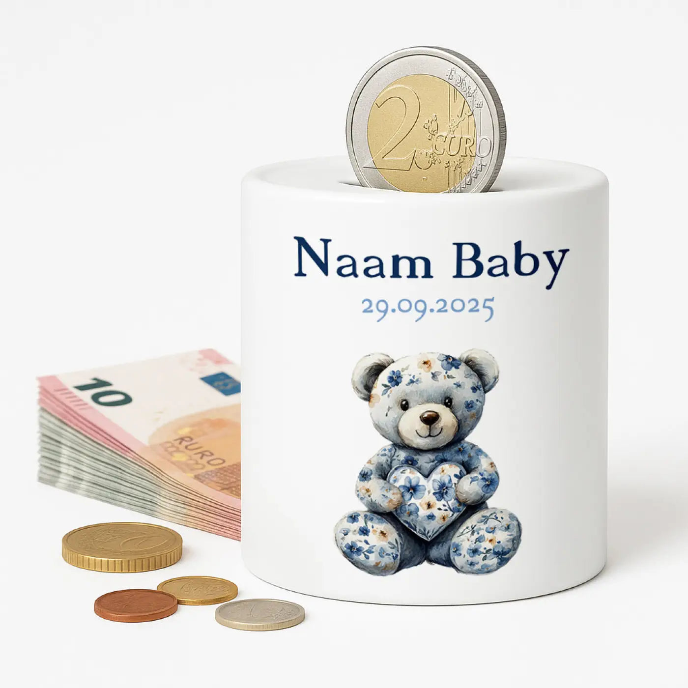 Baby spaarpot blauw beertje witte keramische spaarpot met blauw bloemmotief en 2 euro munt bovenop