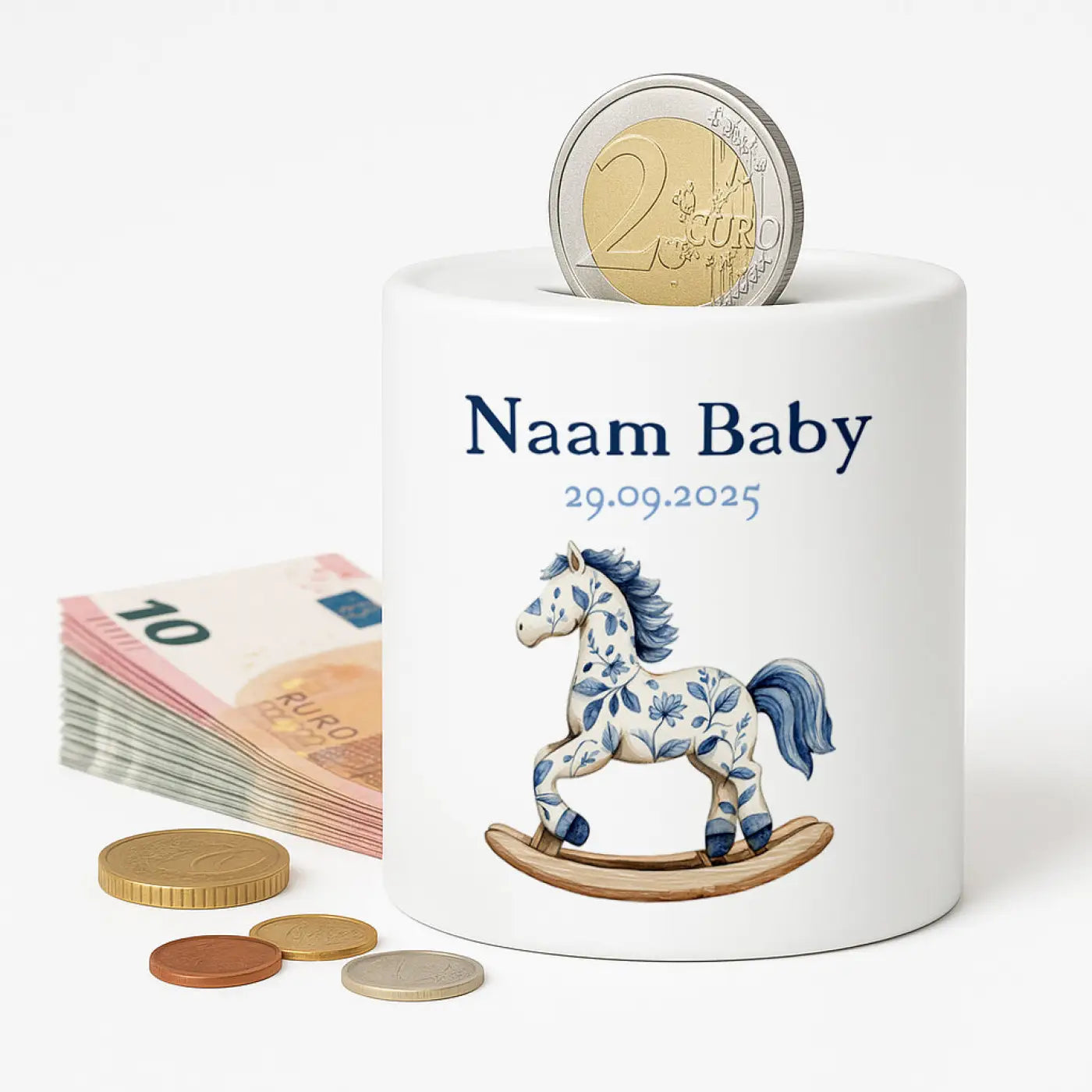 Witte keramische baby spaarpot met blauw hobbelpaard bloemmotief en gepersonaliseerde tekst naam baby 29.09.2025