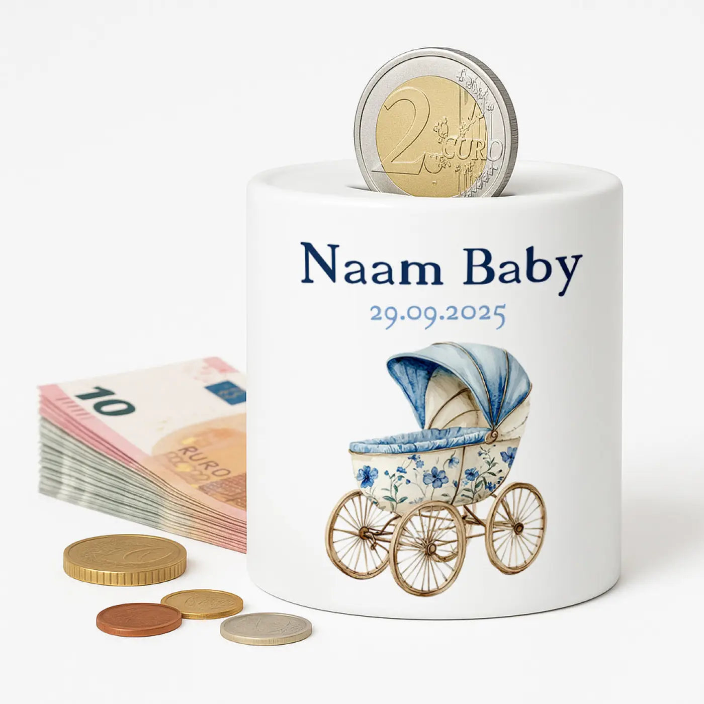 Witte keramische baby spaarpot met blauwe en creme aquarel kinderwagen en bloemen gepersonaliseerd met naam baby en datum 29.09.2025