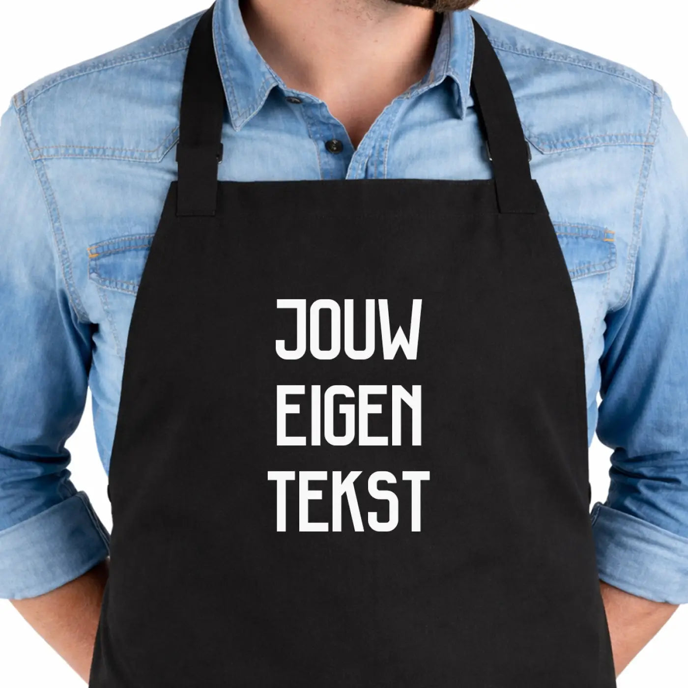Zwart bbq schort met eigen tekst in witte letters gedrukt voor persoonlijk barbecue gebruik