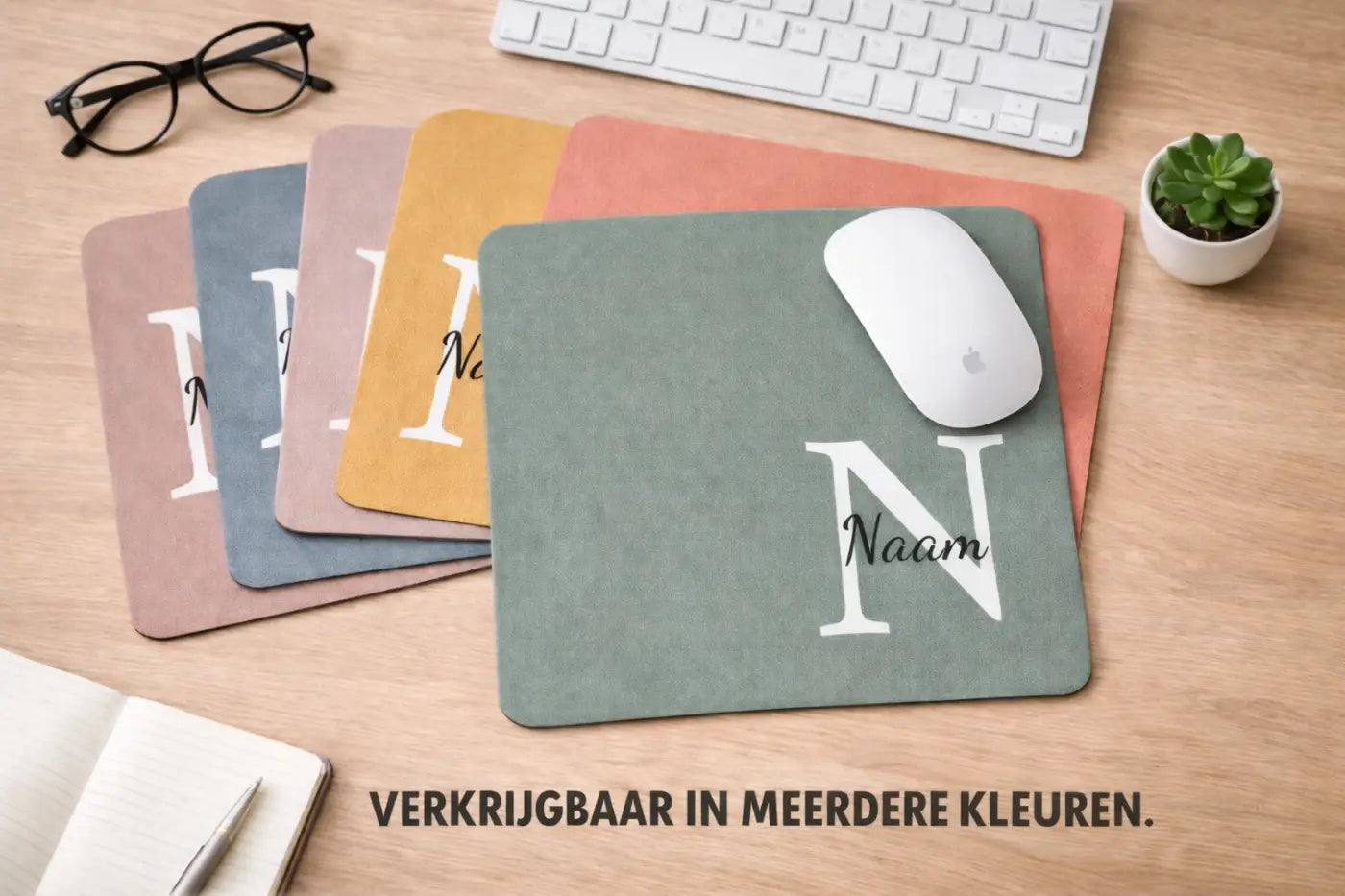 Muismat met naam blauw van zacht grijs materiaal met witte monogram n en naam naam in sierlijk schrift