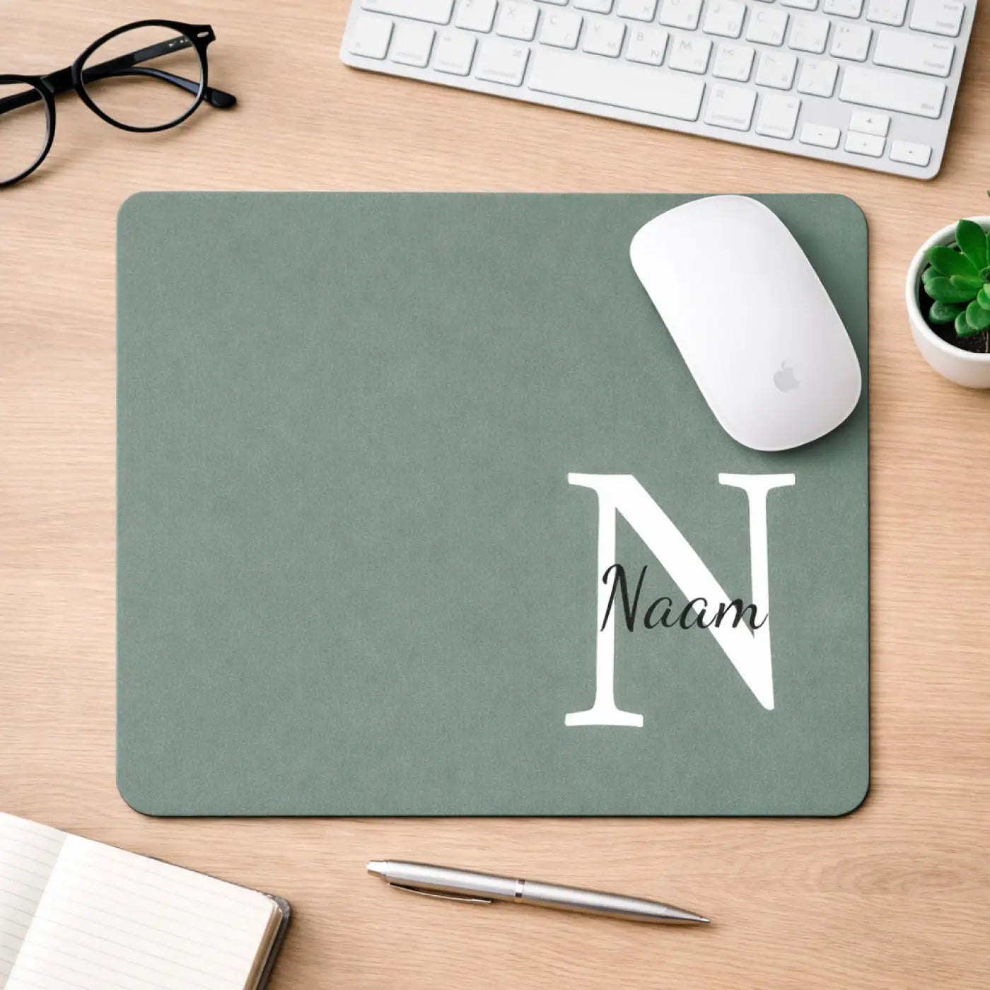 Een groene sage muismat met een grote witte serieuze letter n en de naam naam in cursief eronder