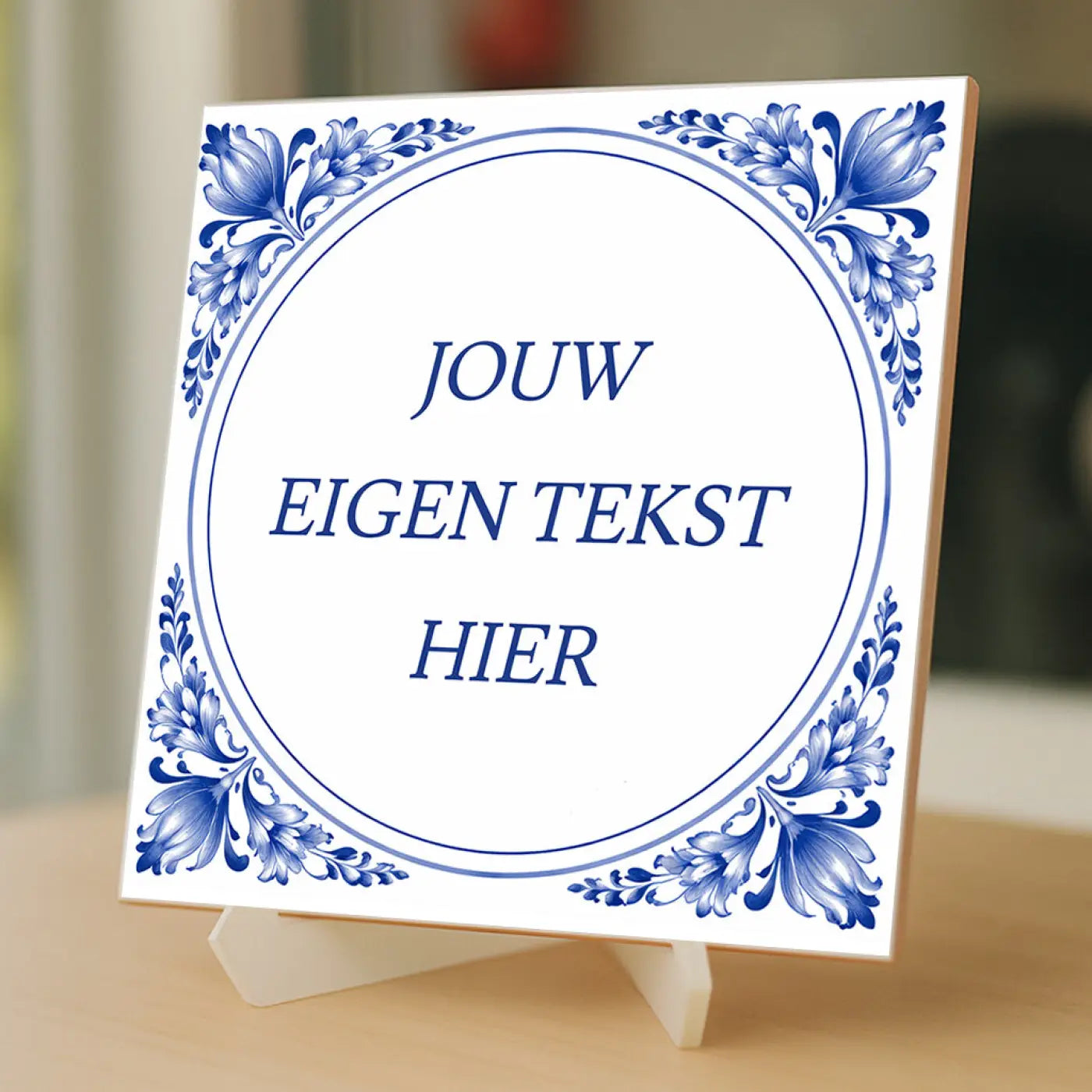 Blauw-witte keramische tegel van 15 x 15 cm met bloemenrand en ruimte voor eigen tekst