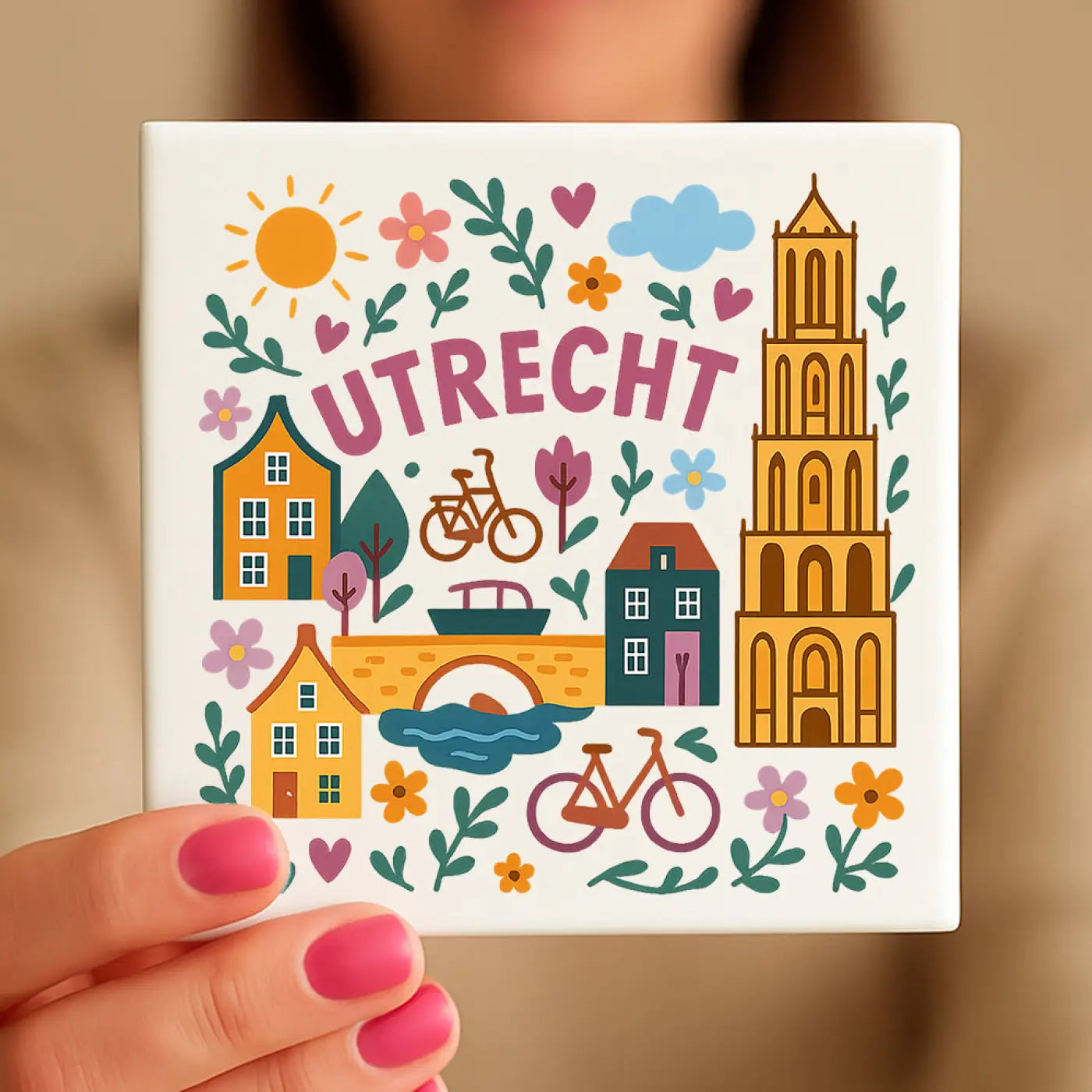 Witte keramische onderzetter met kleurrijke illustratie van utrecht met huizen fietsen bloemen en toren