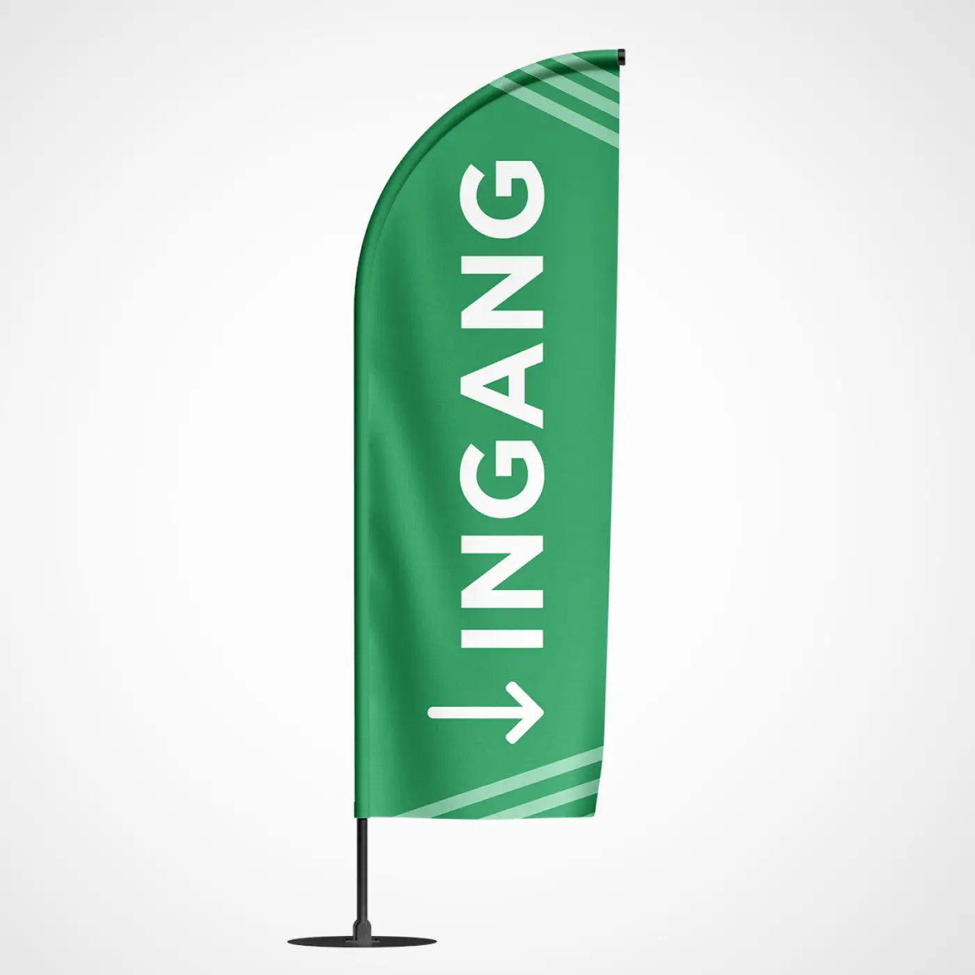 Groene beachvlag ingang met witte tekst en pijl en diagonale lichtgroene strepen boven en onder