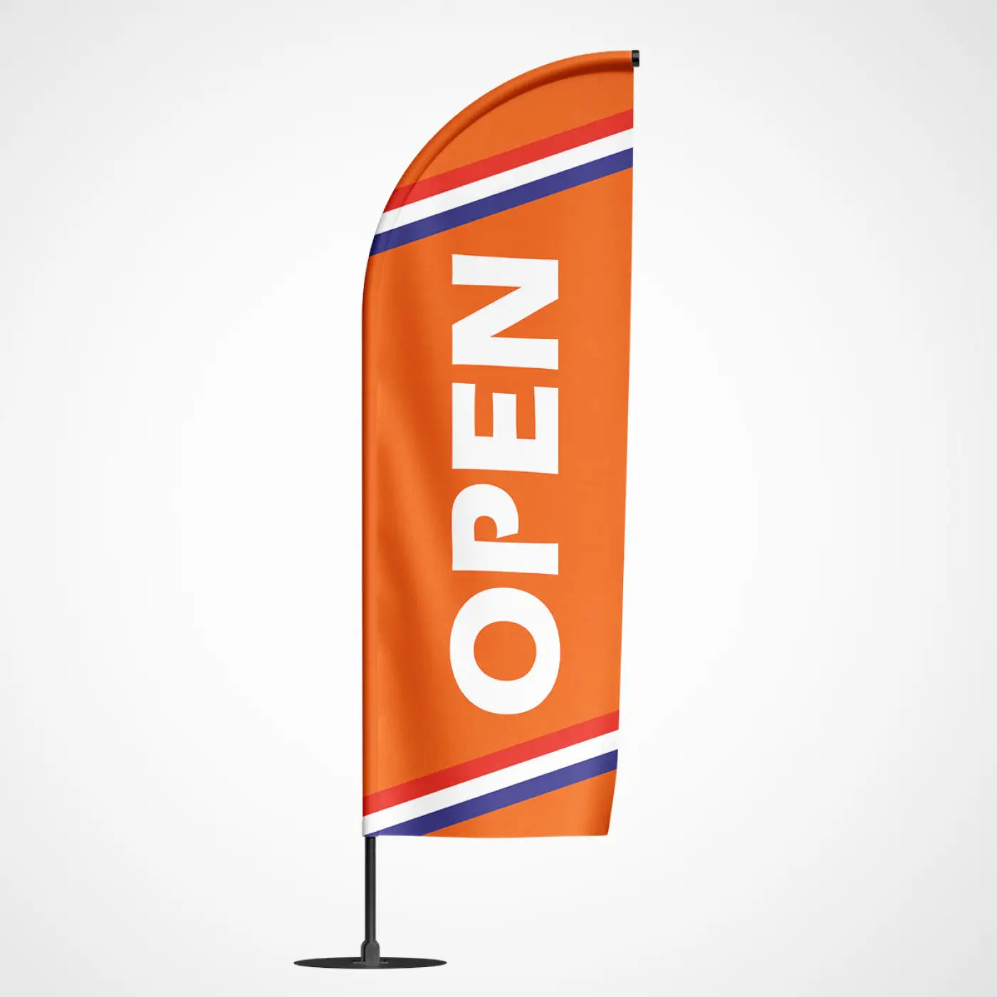Vibrante oranje beachvlag open met witte letters en rood, blauw en wit gestreepte accenten
