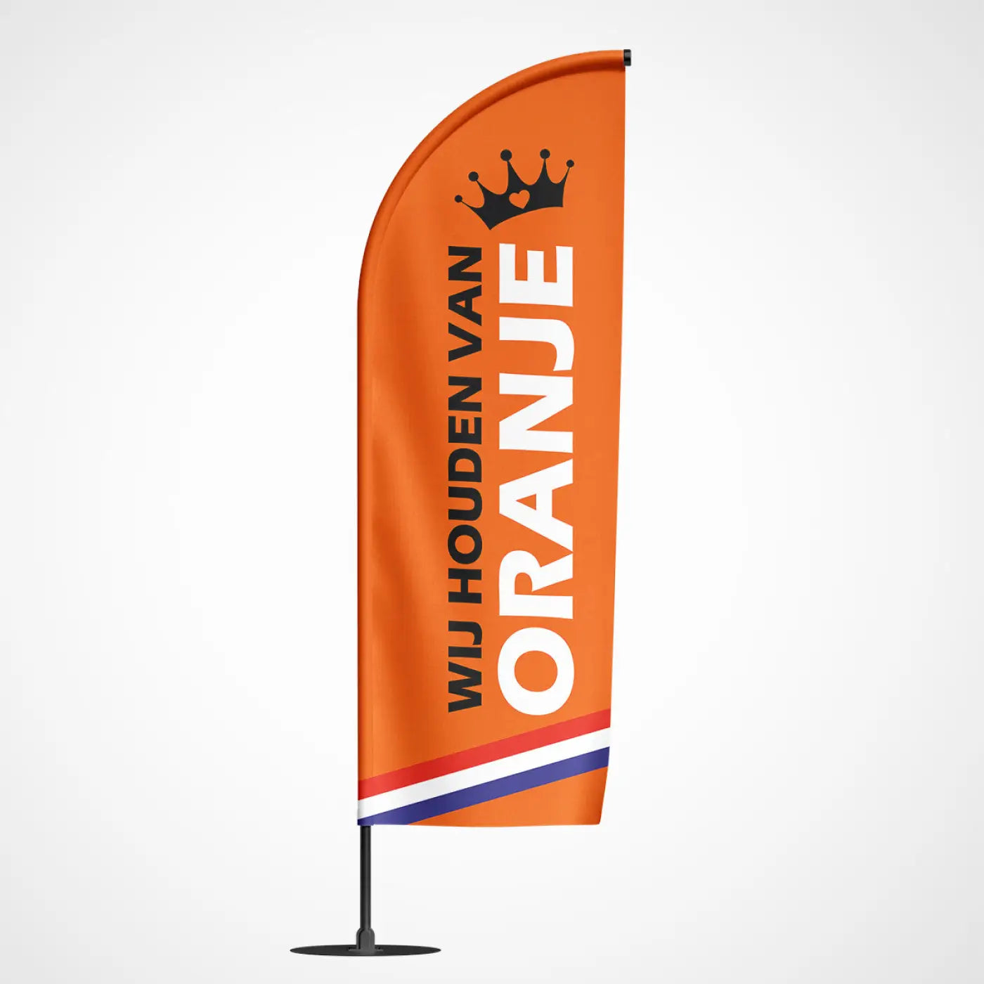 Vibrante oranje beachvlag wij houden van oranje met witte tekst zwarte kroon en rood wit blauw strepen onderaan