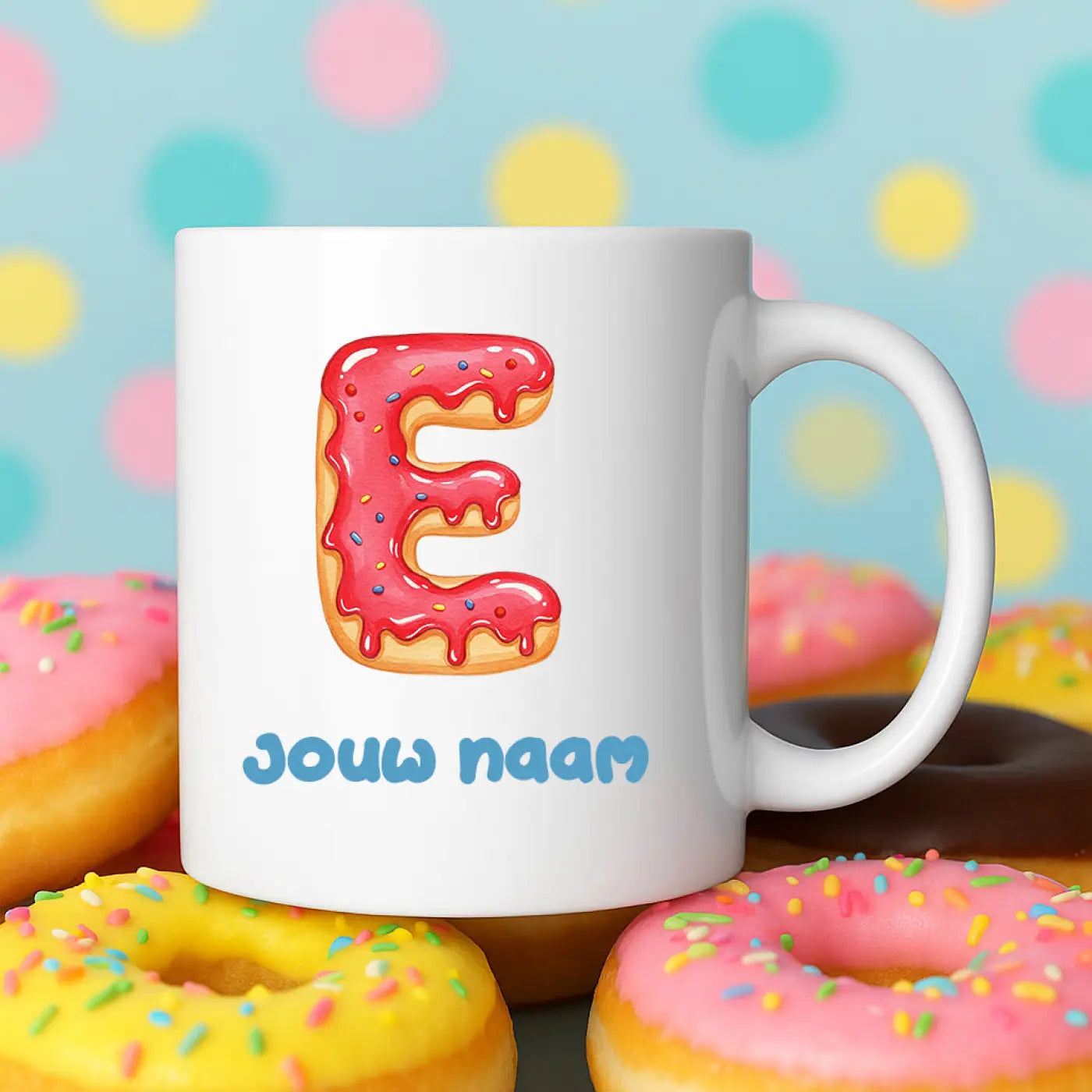 Witte keramische mok met kleurrijke cartoon donut in de vorm van e met roze glazuur en regenboogsprinkles en blauwe tekst jouw naam
