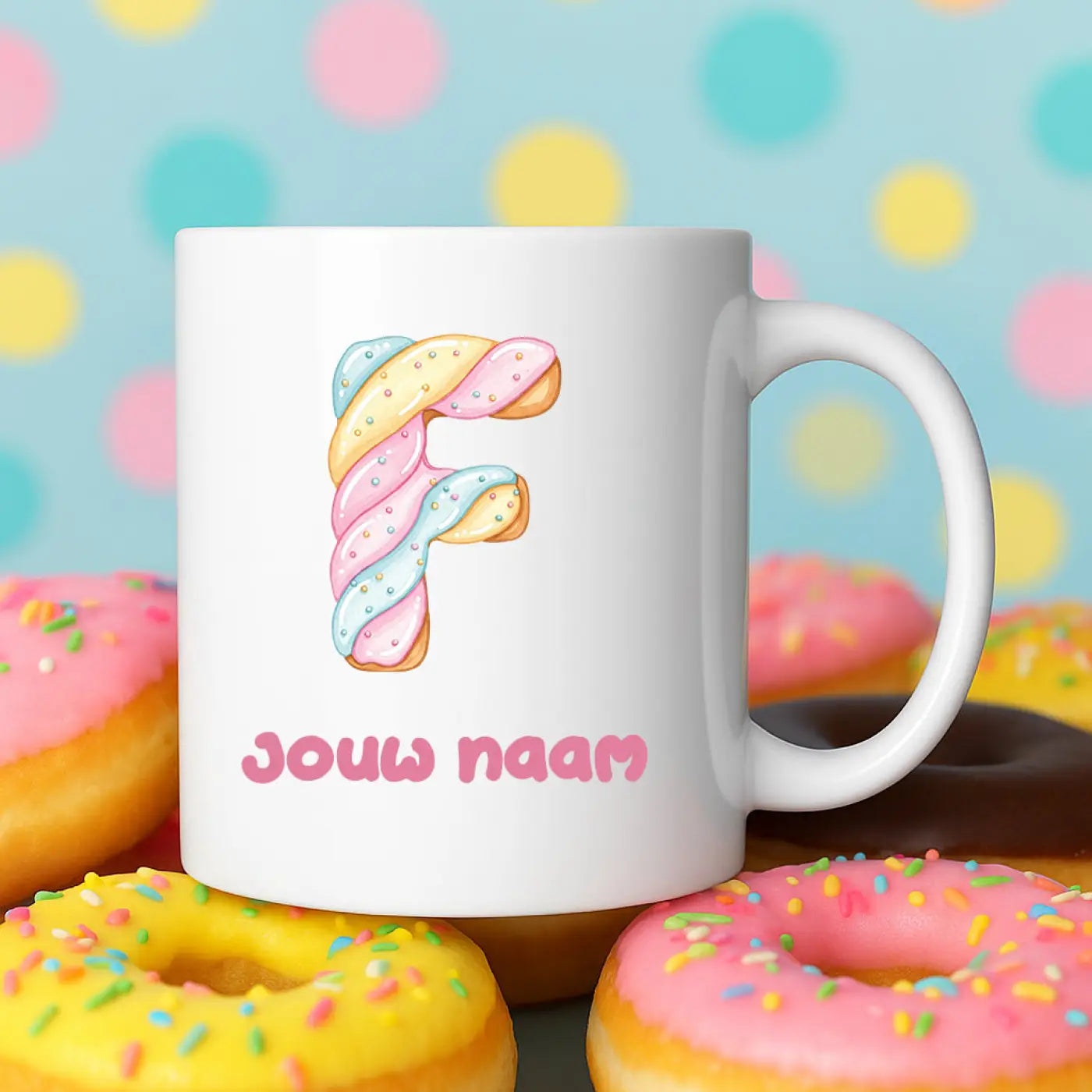 Witte keramische mok met kleurrijke pastelnen letter f en roze tekst jouw naam onderaan donut mok f