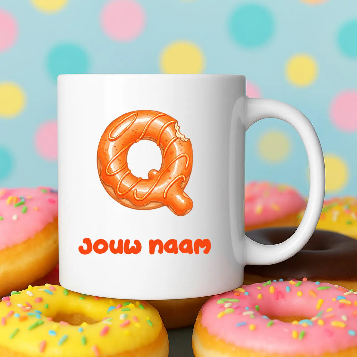 Witte keramische mok met een oranje geglazuurde donutvormige letter q en tekst jouw naam in oranje onderaan