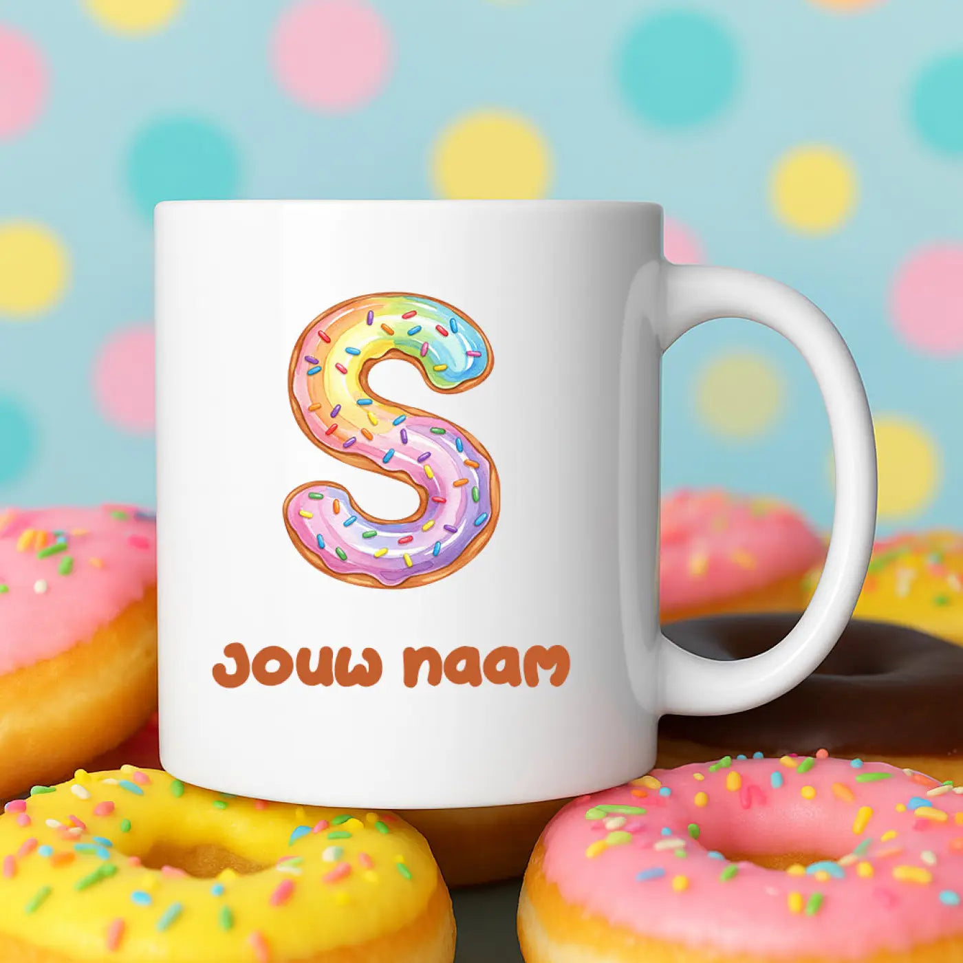 Witte keramische mok met een kleurrijke regenboogglazuur donutvormige letter s en oranje tekst jouw naam