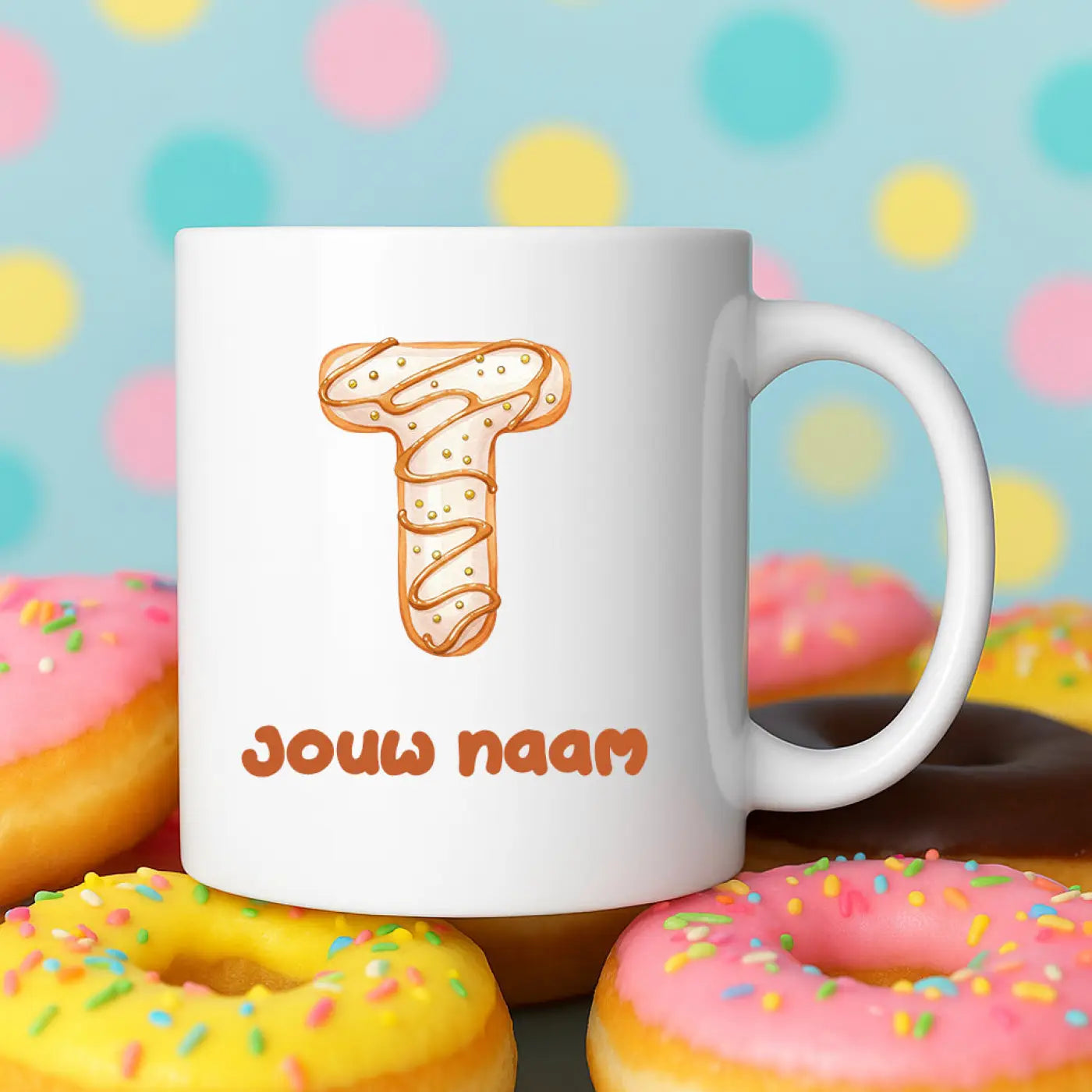 Witte keramische donut mok t met speelse donut letter t en oranje tekst jouw naam