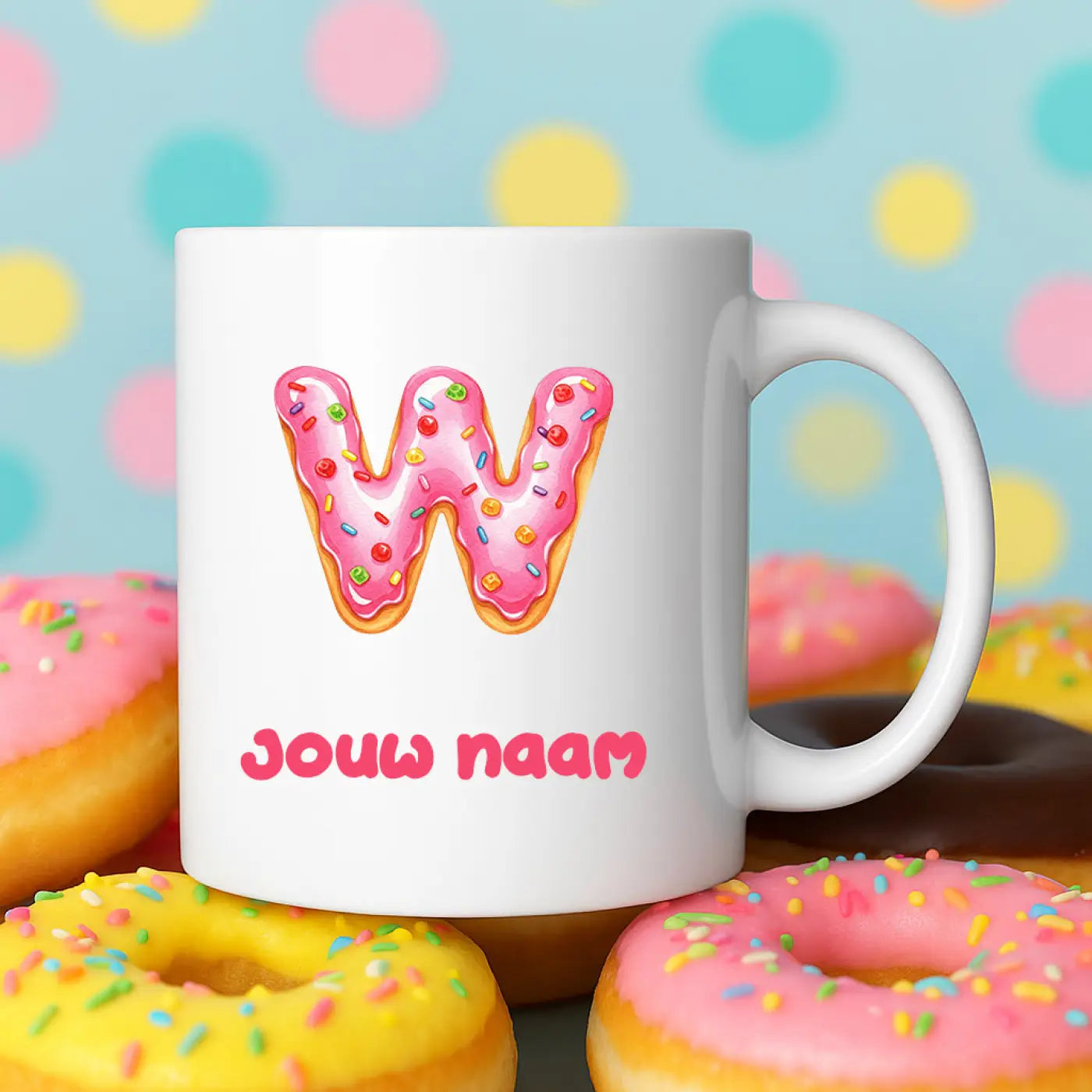 Witte keramische donut mok met roze glazuurletter w en kleurrijke sprinkles en tekst jouw naam