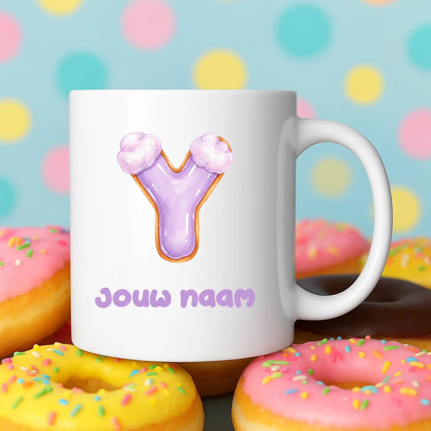 Witte keramische mok met paarse, glazuur bedekte letter y en de tekst jouw naam in het paars donutmok y