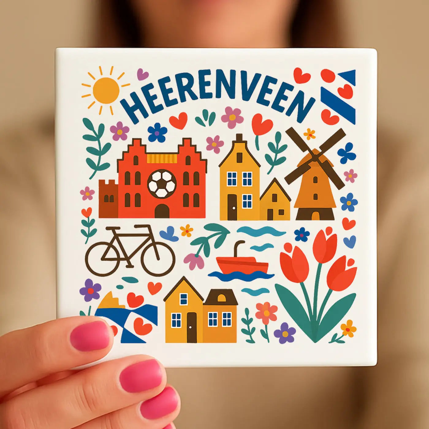 Witte keramische coaster heerenveen cadeau tegeltje met kleurrijk ontwerp van windmolen tulpen en fiets