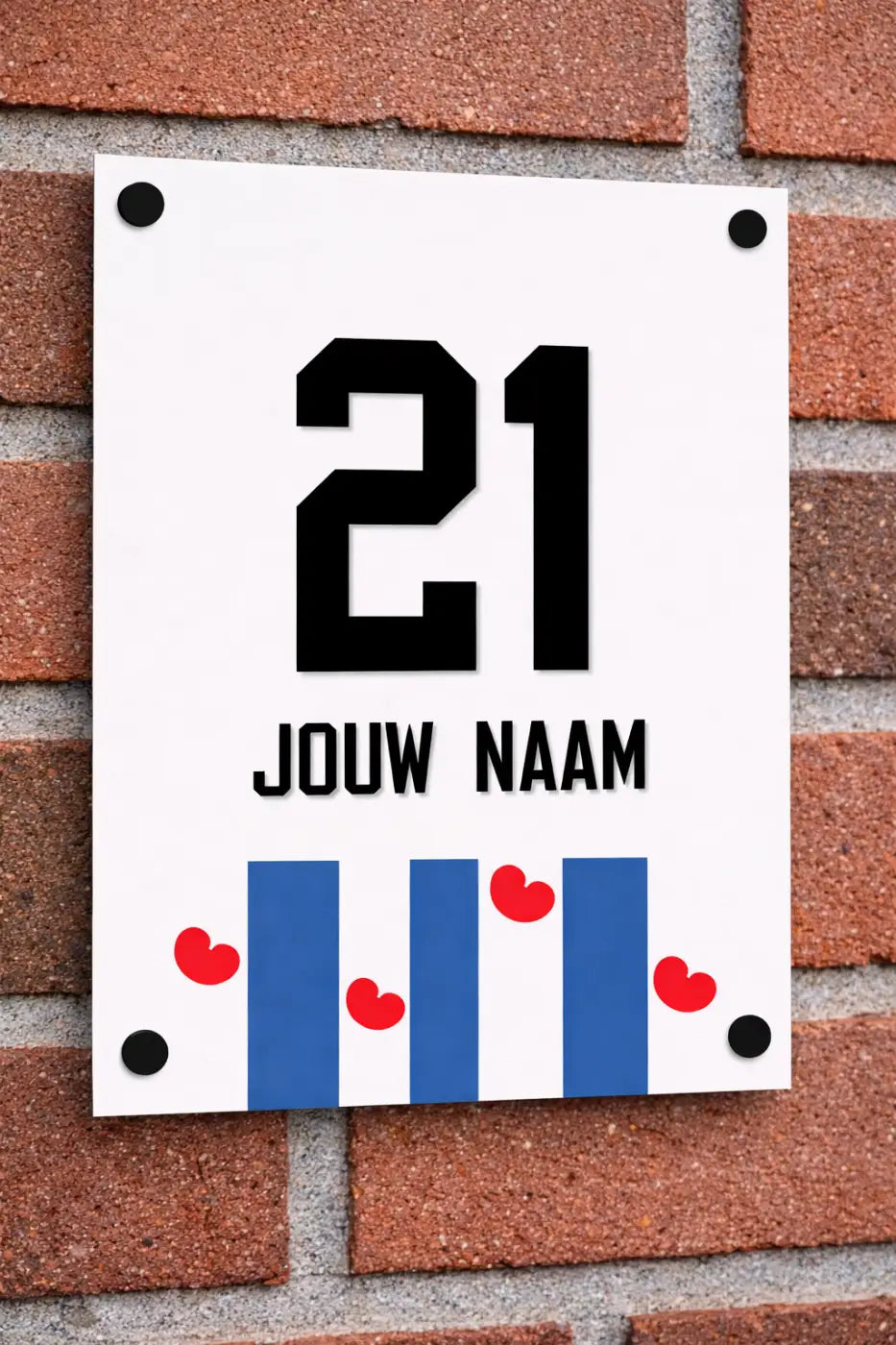 Wit rechthoekig naambordje voordeur met zwart label 21 jouw naam blauwe strepen rode harten voetballen heerenveen
