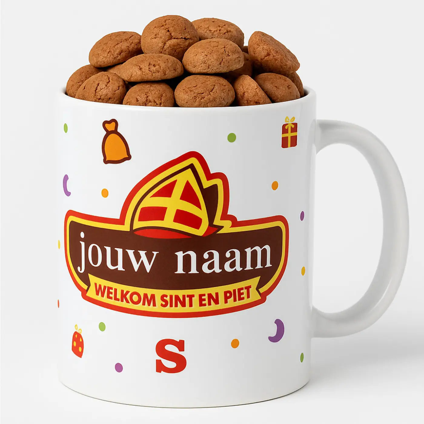 Witte keramische pepernoot mok met kleurrijk sinterklaas ontwerp en naam personalisatie gevuld met ronde koekjes