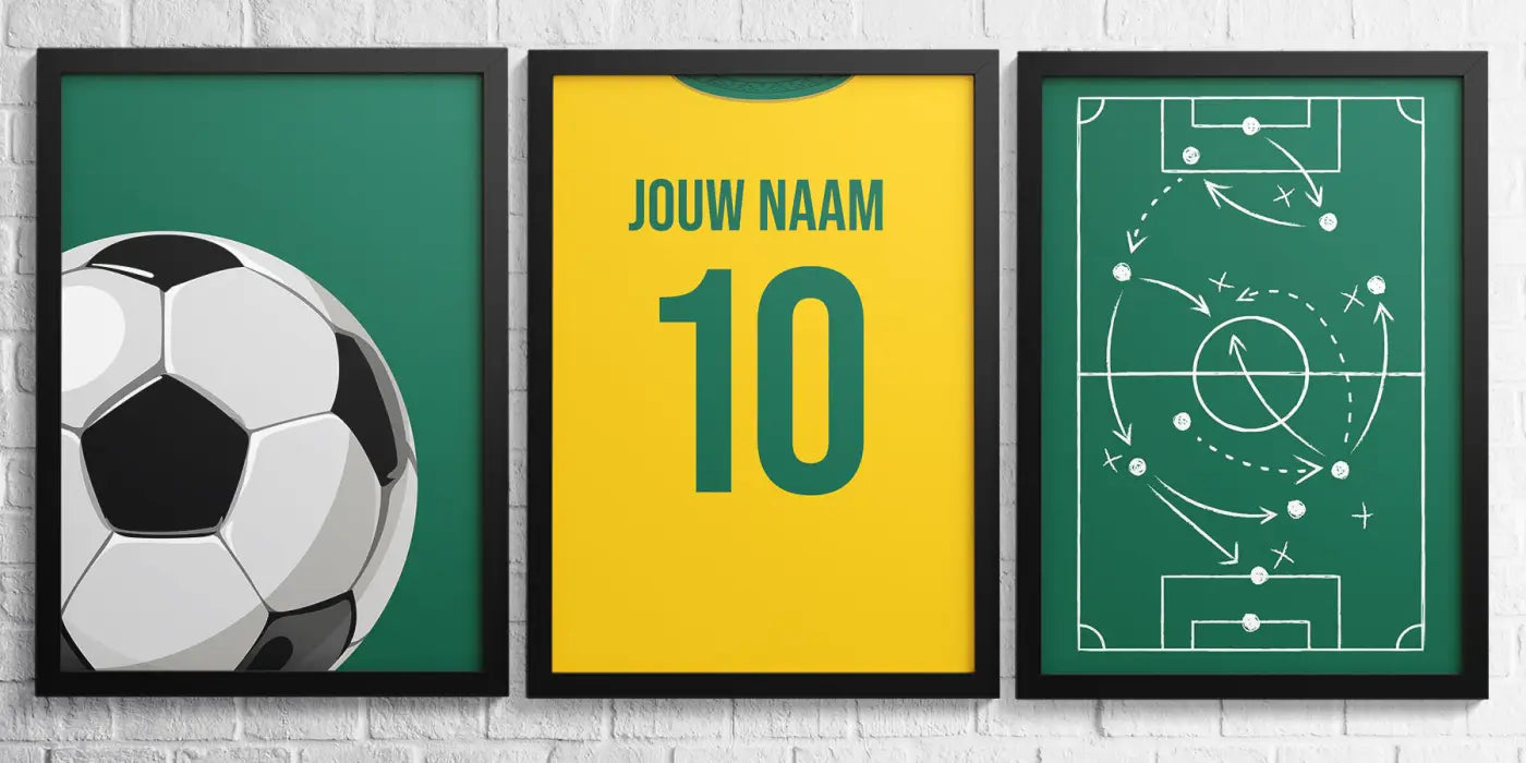 Drie ingelijste voetbalkunst prints met zwartwit bal geel groen shirt naam 10 en tactisch velddiagram sittard posterset