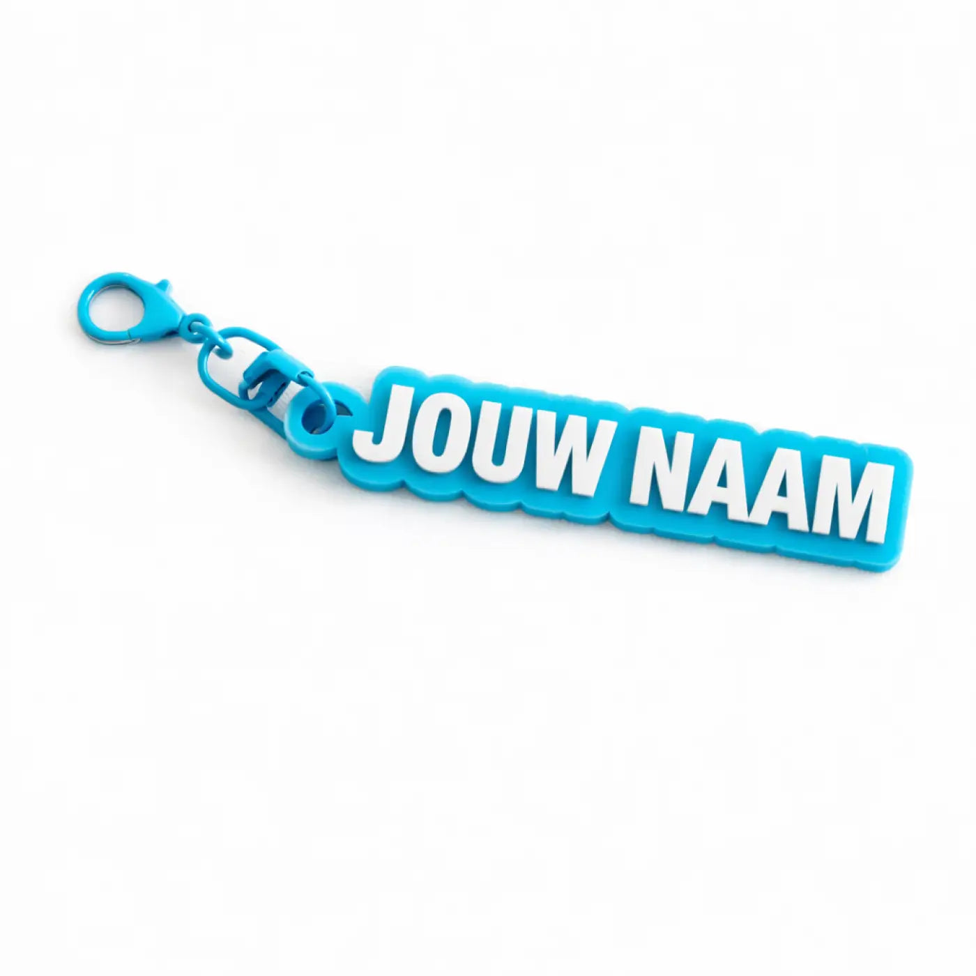 Sleutelhanger met naam blauw van helderblauw silicone met witte verhoogde letters en bijpassende musketonhaak