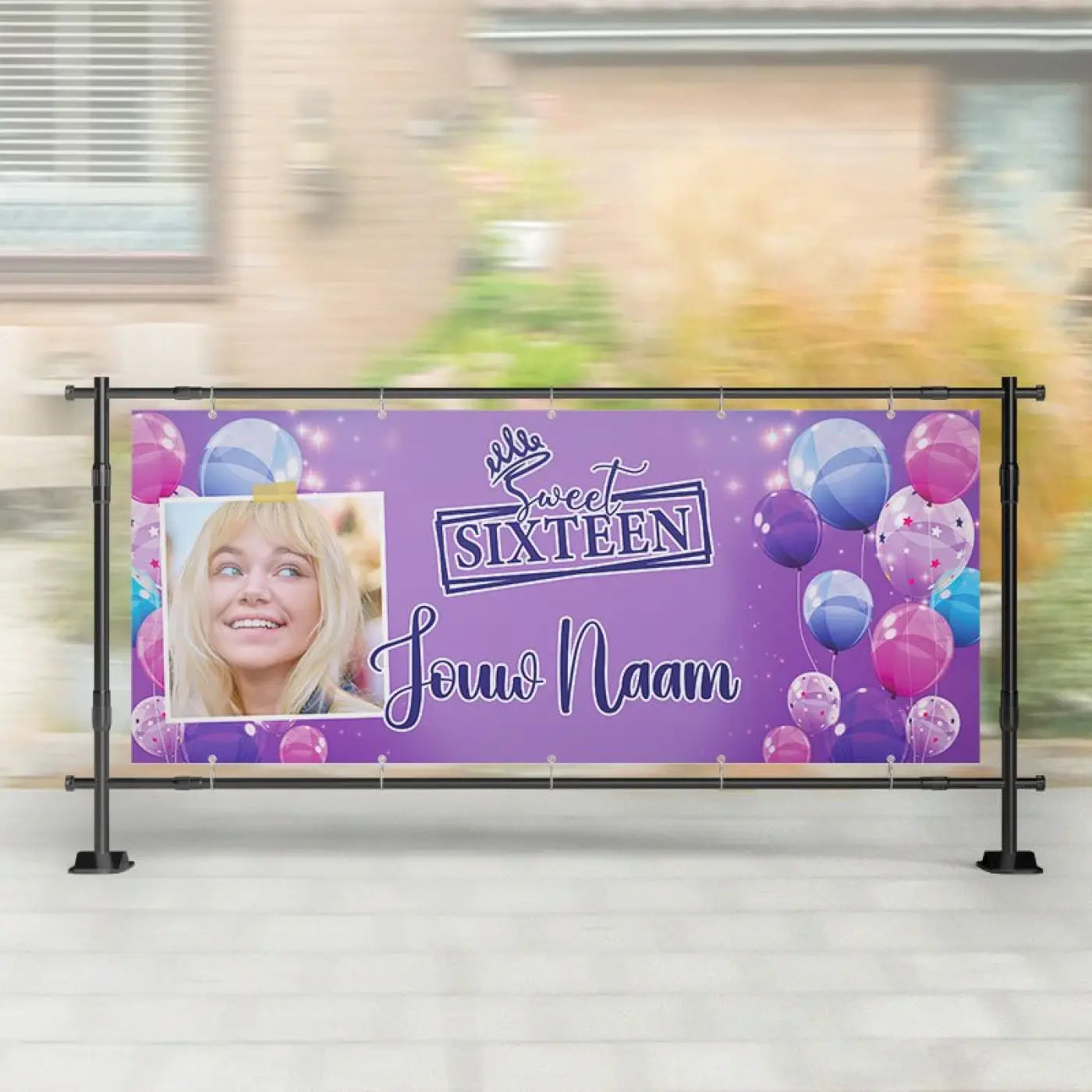 Paars roze blauw spandoek sweet sixteen met ballonnen en fotoplatform voor sweet sixteen feestje