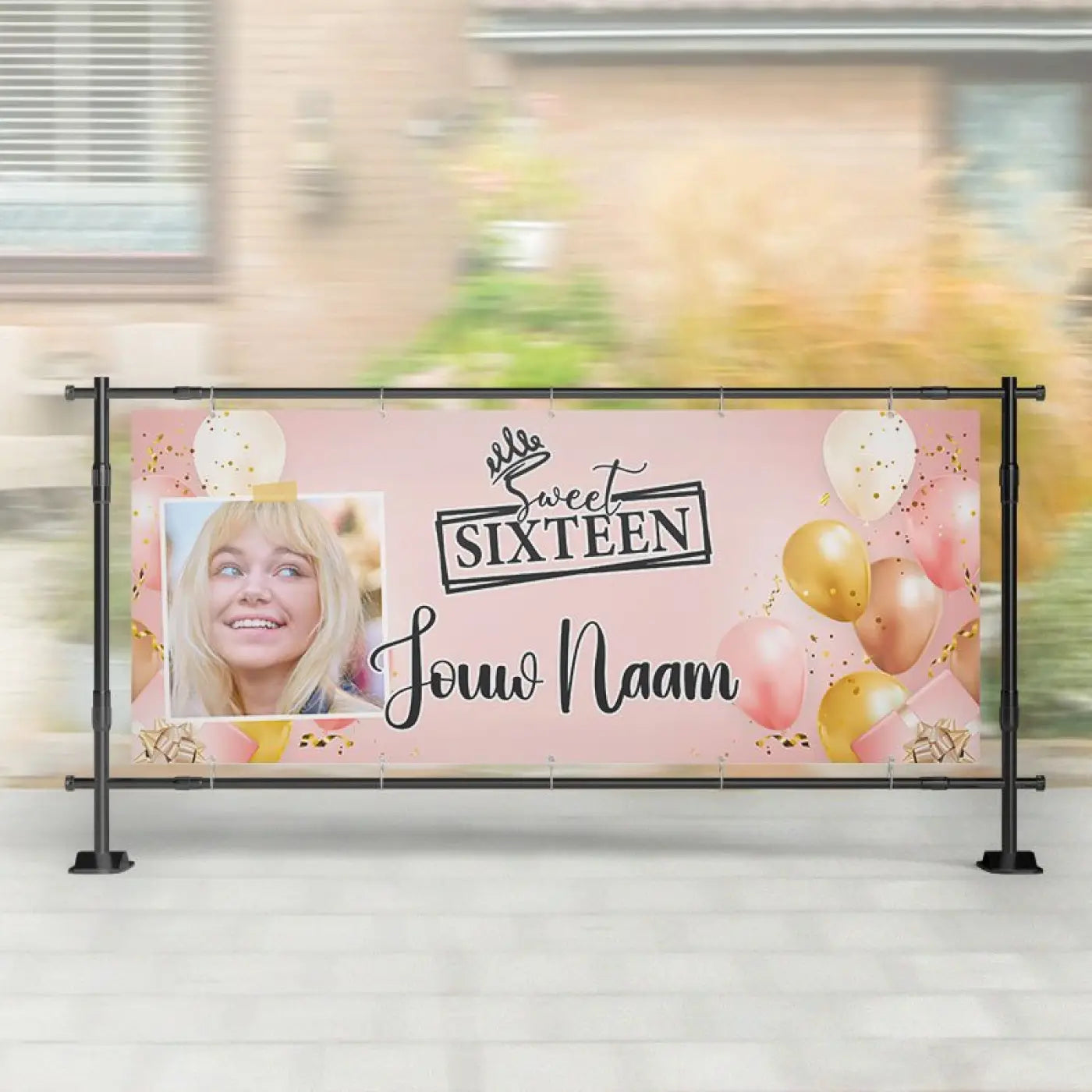 Spandoek sweet sixteen roze met gouden en witte ballonnen en foto van lachend meisje met zwarte script tekst jouw naam