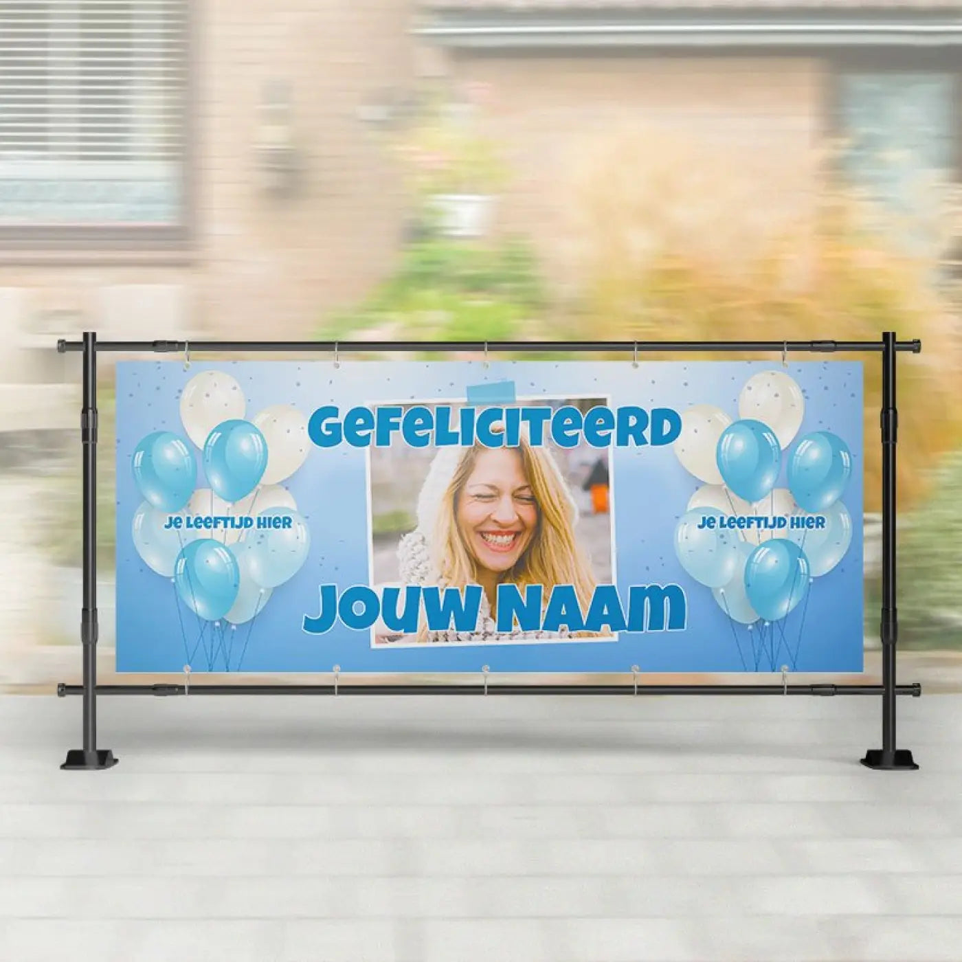 Blauw spandoek verjaardagsbanner met ballonnen en foto van lachende vrouw met aanpasbare tekst in het nederlands