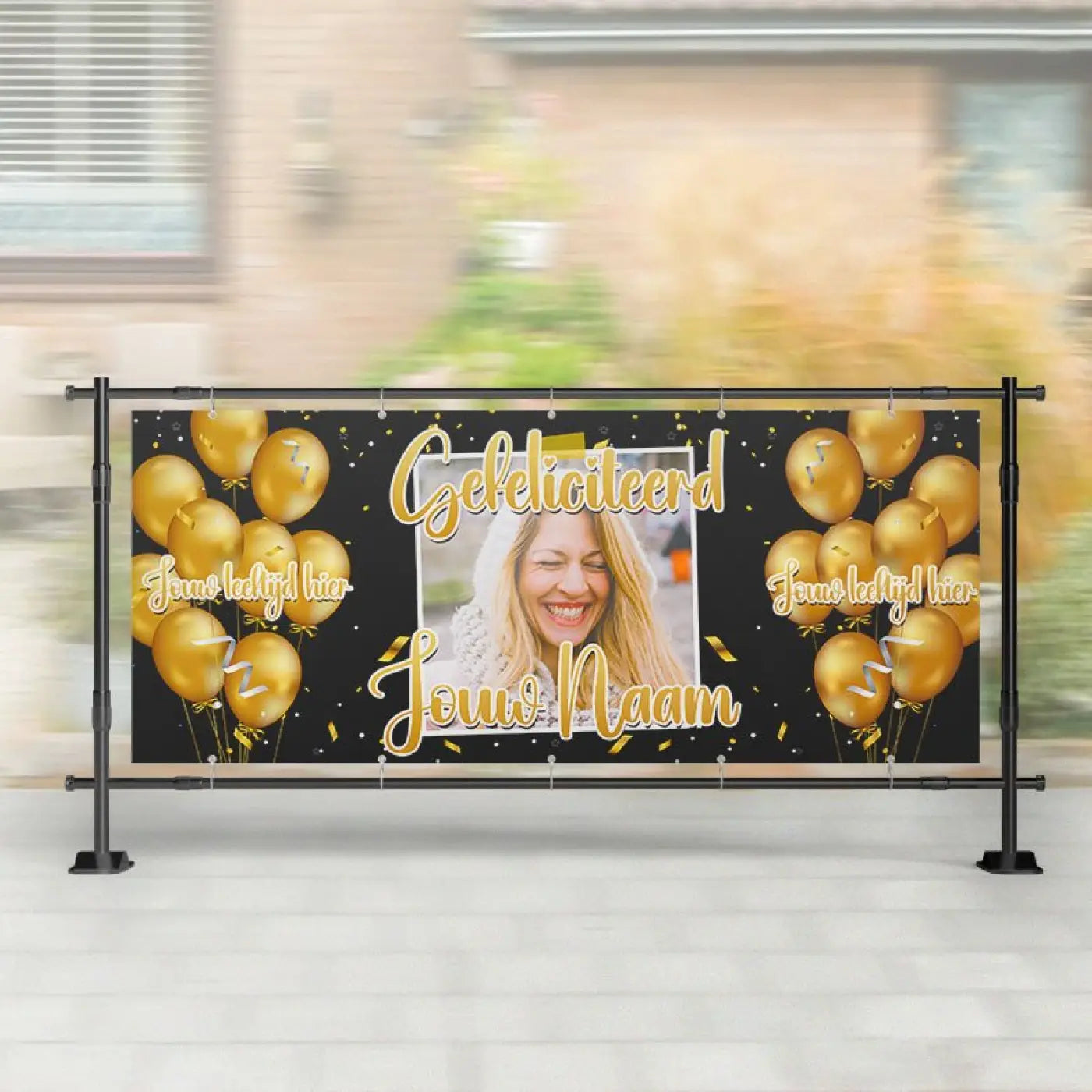 Een zwart spandoek verjaardag met gouden folie ballonnen en een centrale fotolijst voor personalisatie