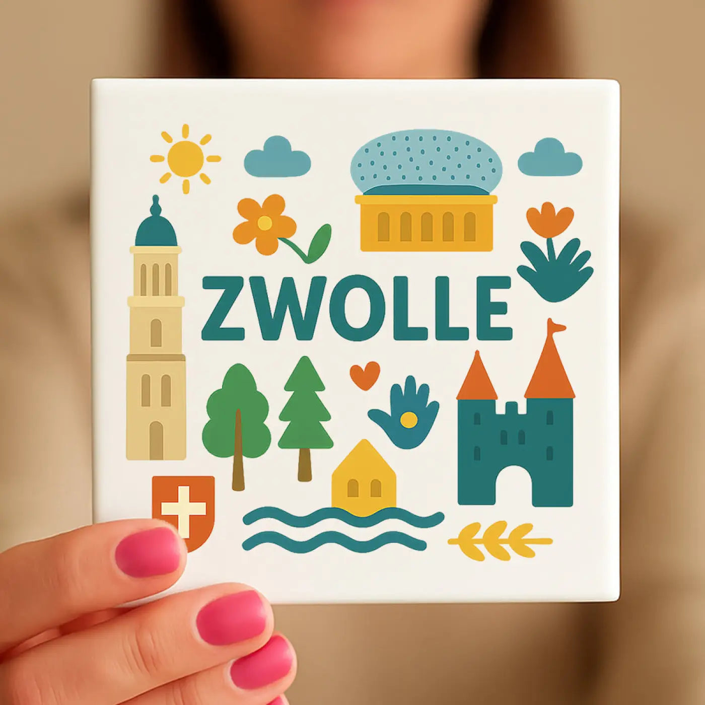 Witte keramische onderzetter met kleurrijke illustratie van zwolle gebouwen bomen bloemen en tekst zwolle in teal
